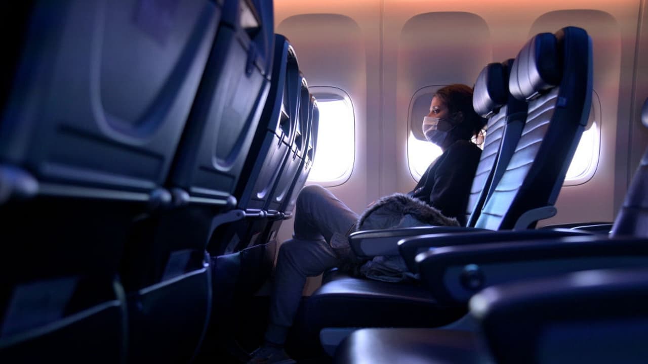 Extienden el uso de mascarillas para pasajeros y empleados de aerolíneas hasta 2022