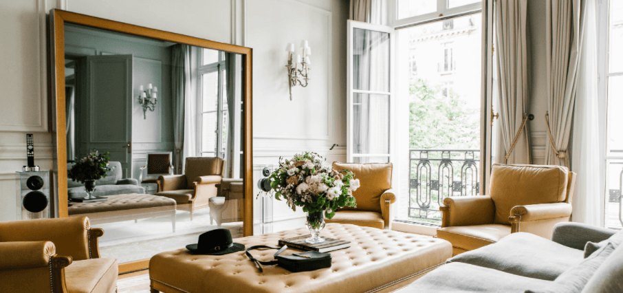 El lujoso hotel de cinco estrellas, Le Royal Monseau, será la casa provisional del astro argentino, pues su salida del Barcelona fue muy repentina. El hotel se encuentra ubicado en 37 Avenue Hoche y fue reformado por el famoso diseñador Philippe Starck. El Parque de los Príncipes se encuentra a tan solo 15 minutos del inmueble.