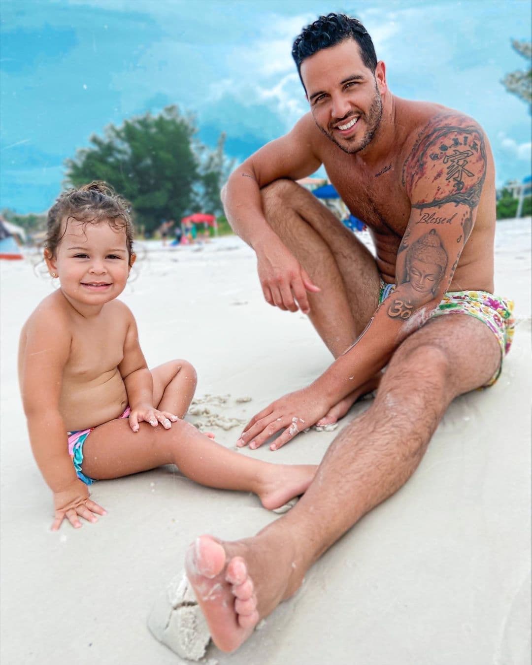 Nuestro chef y su familia, de a poco, se van adaptando a la nueva normalidad. Así lució el conductor venezolano junto a su pequeña hija Silvanna jugando en la arena.