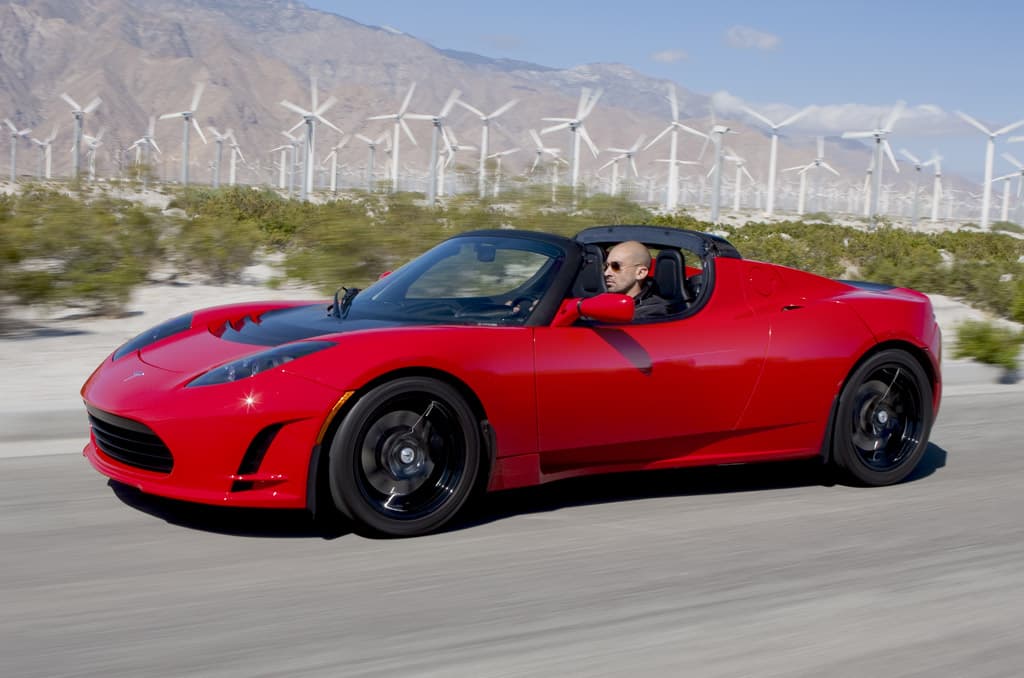 El primer carro producido por Tesla fue el Roadster. Entre 2008 y 2012 se fabricaron 2,450 unidades tomando como base el chasis del Lotus Elise.