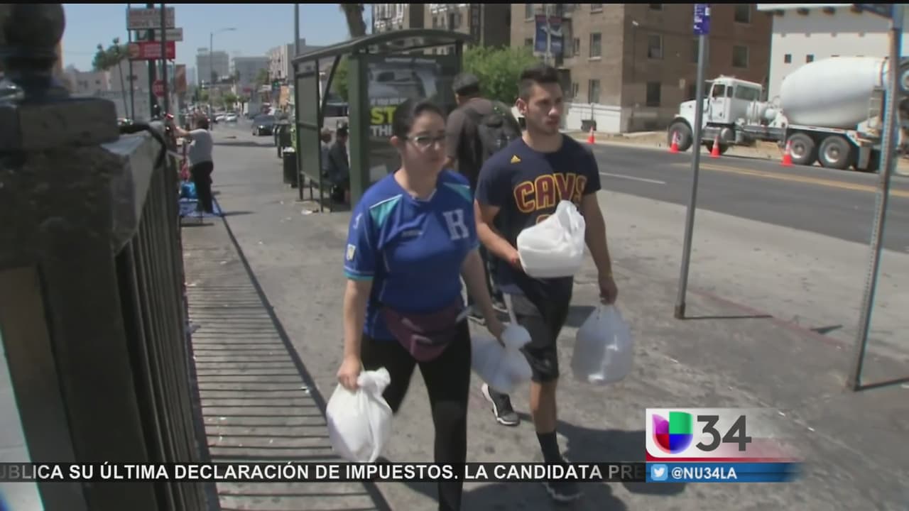 Joven hispana vende comida para pagar su universidad