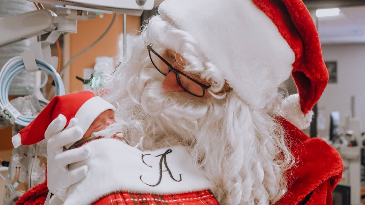 La visita de Santa a la NyICU de St. Joseph se ha convertido en una tradición anual y una forma de hacer que las fiestas sean memorables para las familias y sus recién nacidos.