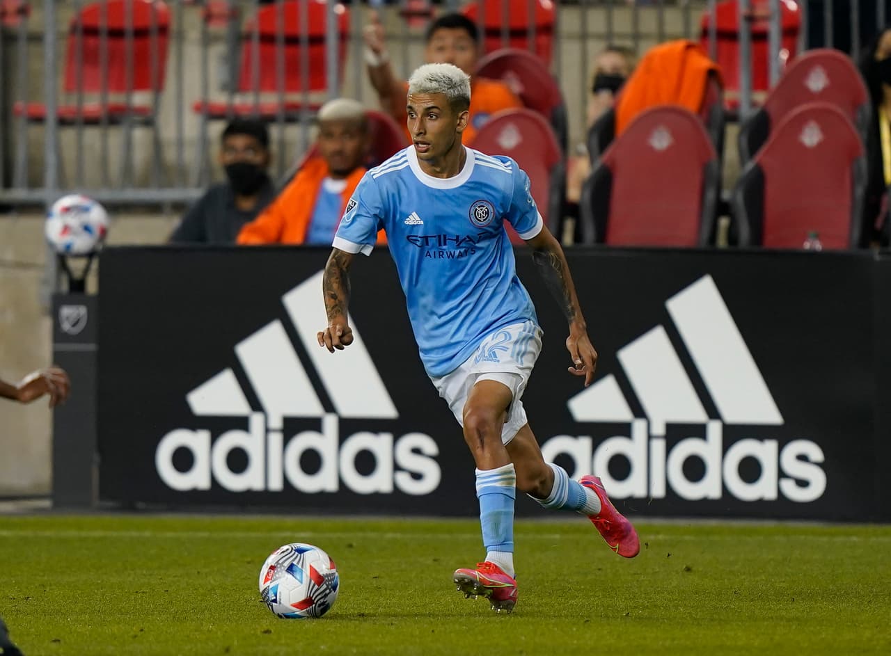 Y la primera parte fue para el uruguayo Santiago Rodríguez, que jugó su primer encuentro como titular para NYCFC.
<br>