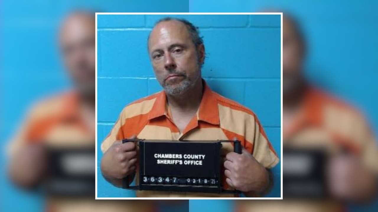 Acusan a un hombre de hacer colapsar la red de comunicaciones en dos condados de Texas: ¿cómo lo logró?