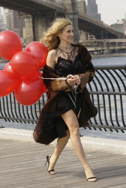 Sarah Jessica Parker y el 'glamour' son amigos cercanos. Aquí vemos a la actriz promocionando la serie "Sex and the City".