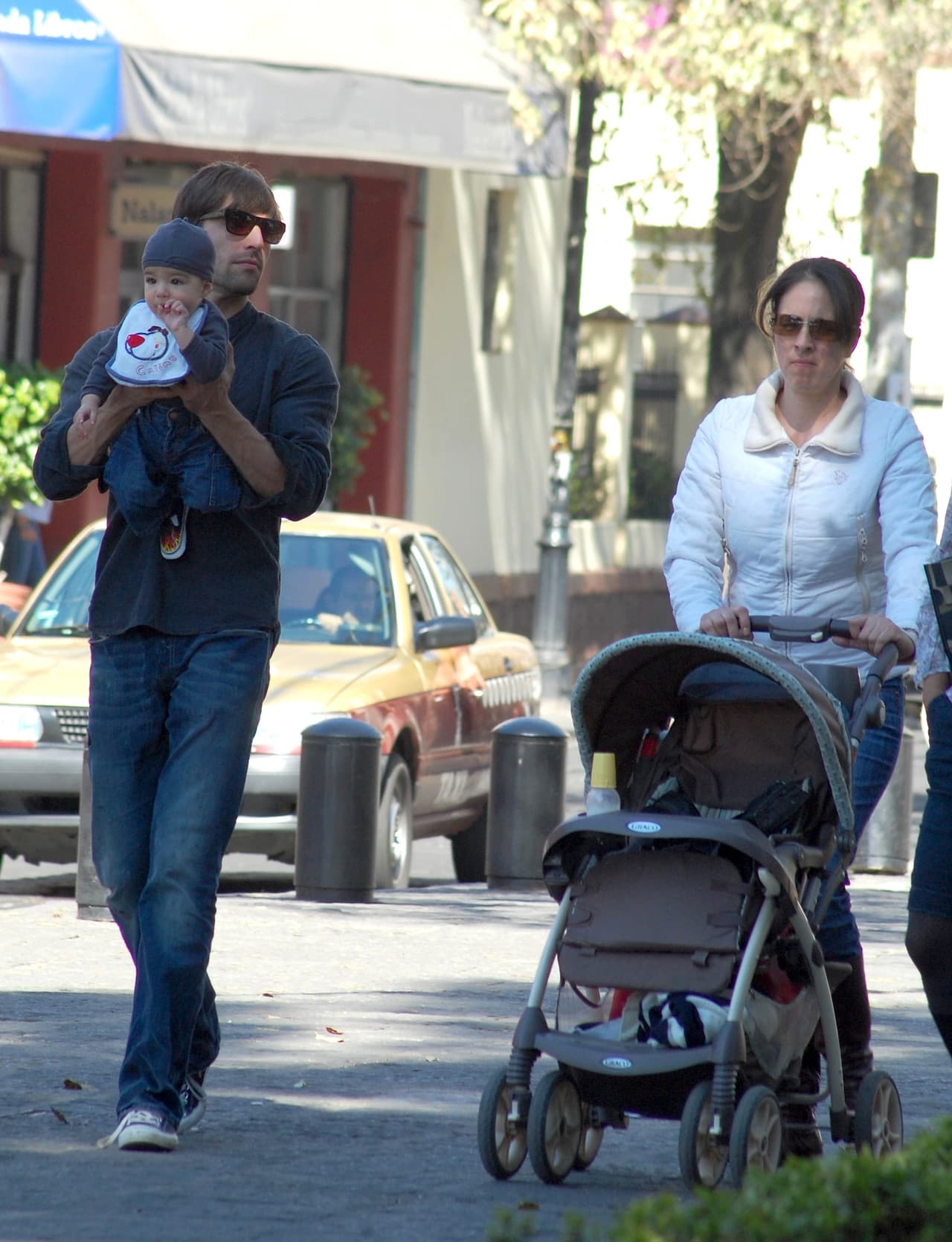 <b><a href="http://www.univision.com/temas/osvaldo-de-leon">Osvaldo de León</a></b> y 
<b>Cecilia Suárez</b> trajeron al mundo a un pequeño, quien actualmente tiene 7 años de vida, pero que desde hace 2 años el actor no ve, pues la actriz ha decidio no darle permiso a su expareja.