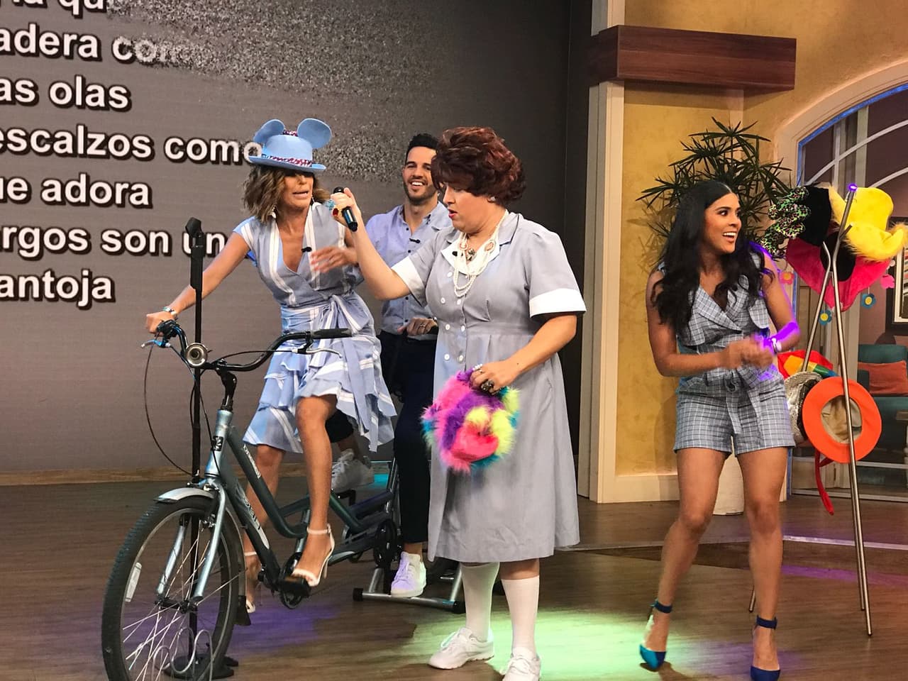 "Alguien ayúdeme", gritaba Karla, mientras Meche le pedía que bajara de su bicicleta.