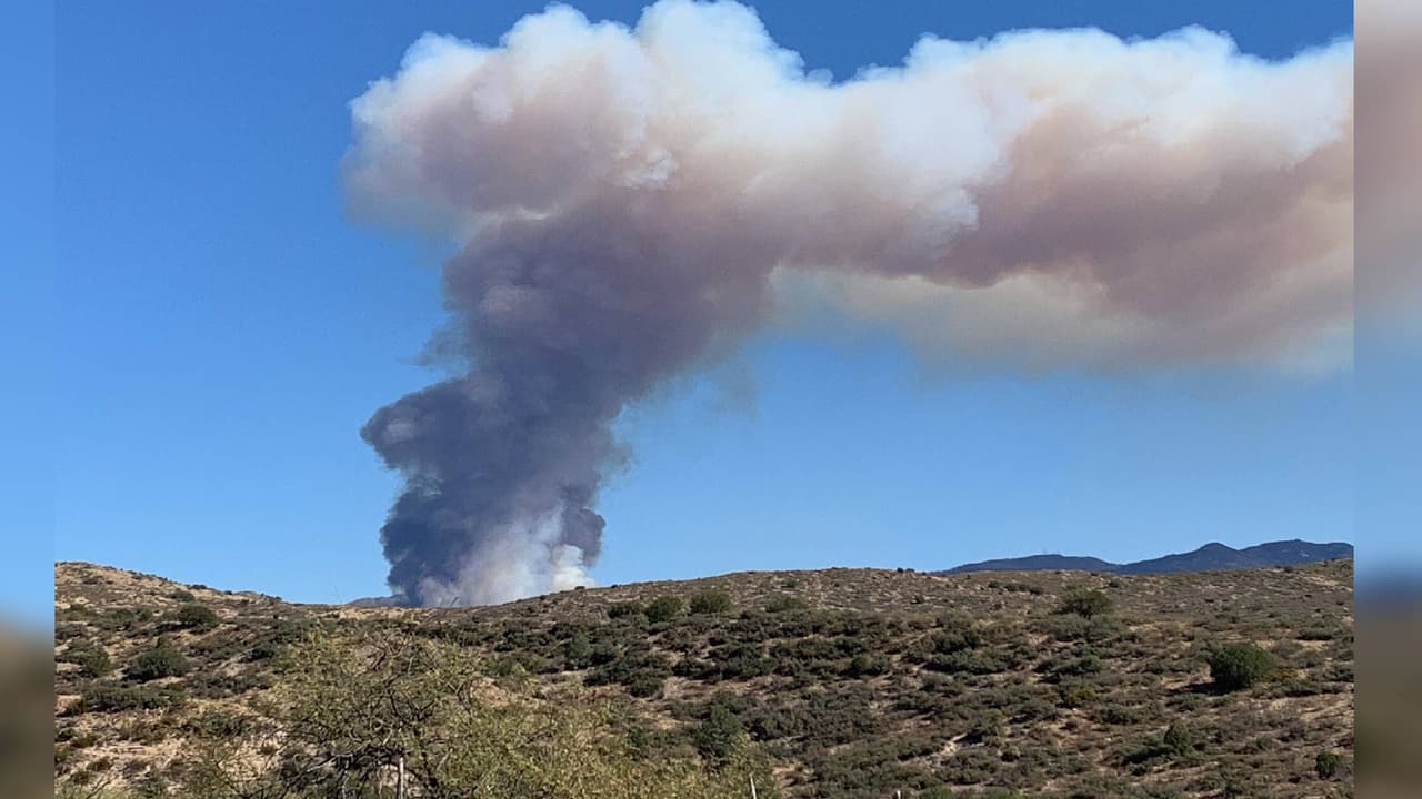 Ordenan evacuaciones para los residentes de Crown King ante la propagación de un incendio