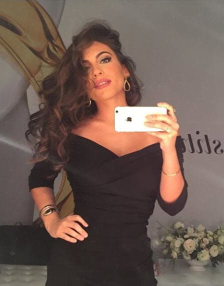 Fuera de lo físico y el look, tienen algo más en común: ambas han trabajado con Julián Gil.