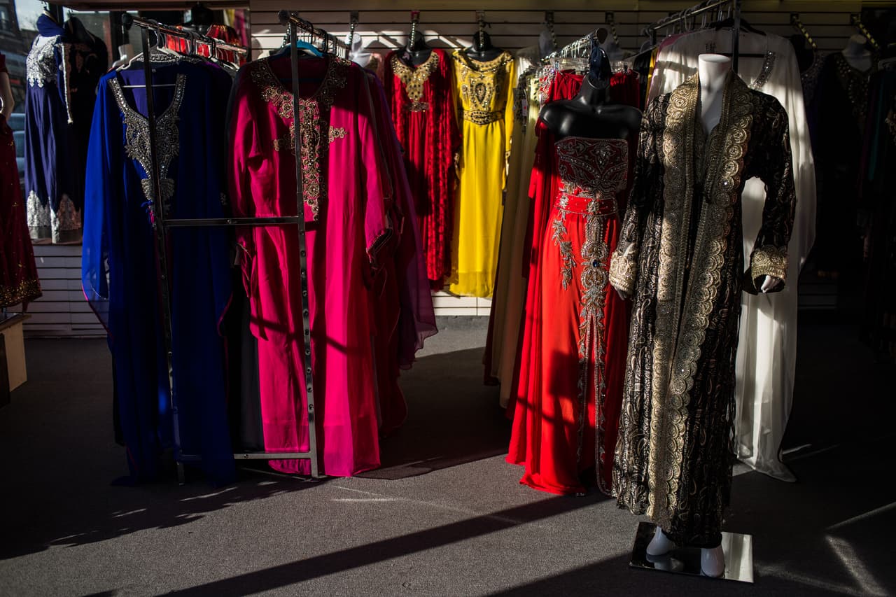 Vestidos tradicionales en venta en Hamtramck Arab Fashion & Furniture