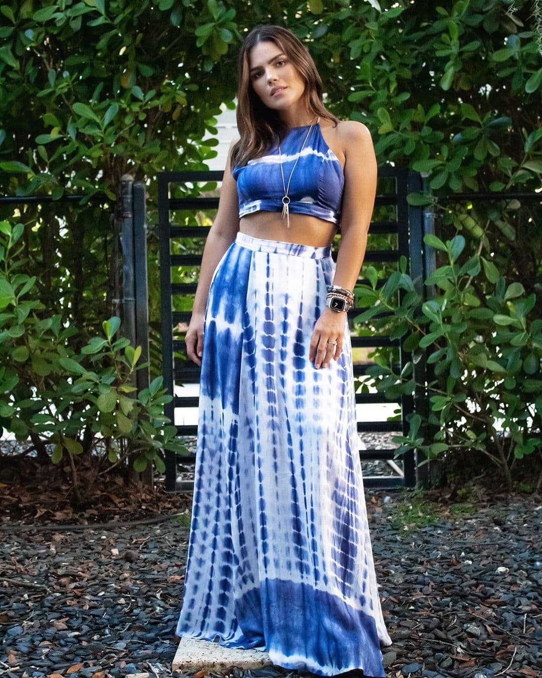 Karina continúa pasando la cuarentena con su prometido Carlos Ponce y así ha posado en los frondosos jardines del actor puertorriqueño.