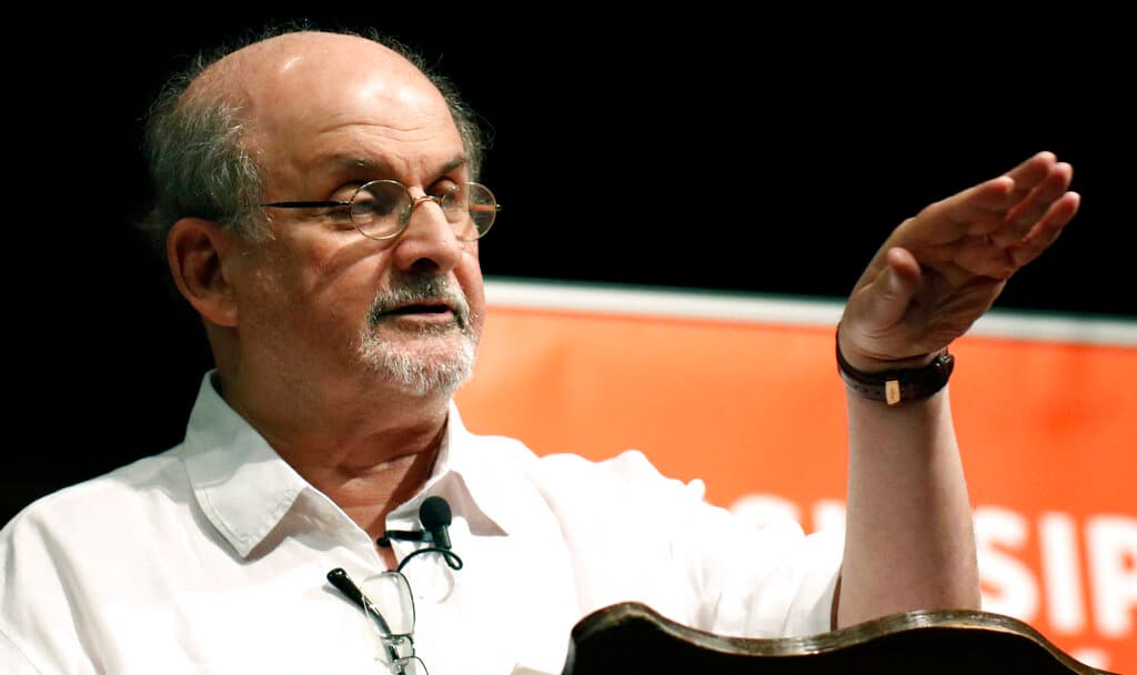Salman Rushdie "camino a la recuperación" tras ser apuñalado durante una conferencia
