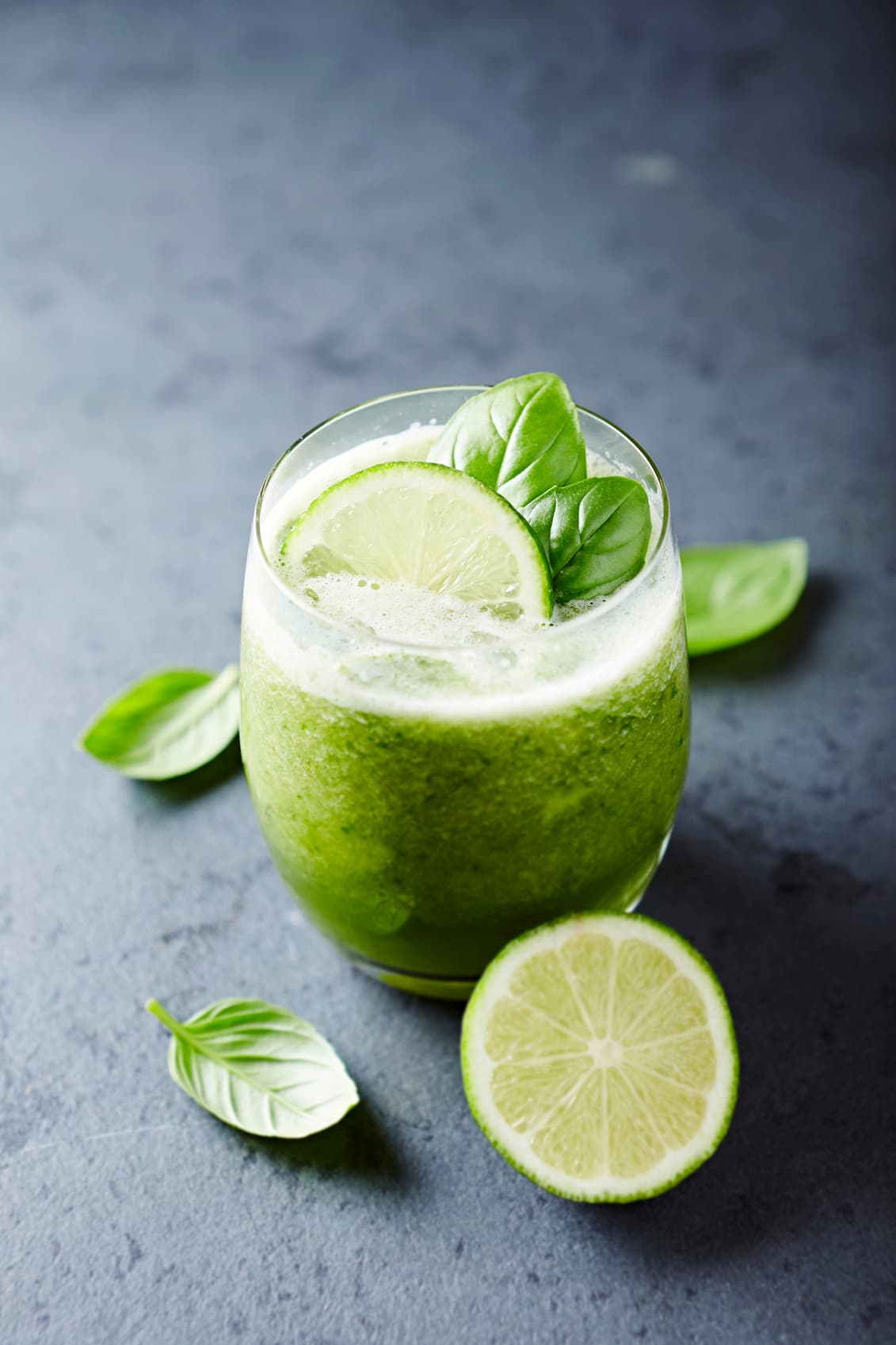 Agua de pepino con limón: si buscas algo que sea verdaderamente refrescante esta agua es para ti. Esta no es un agua infusionada sino una preparación con el pepino molido (de preferencia con la cáscara) y agua endulzada con limón.