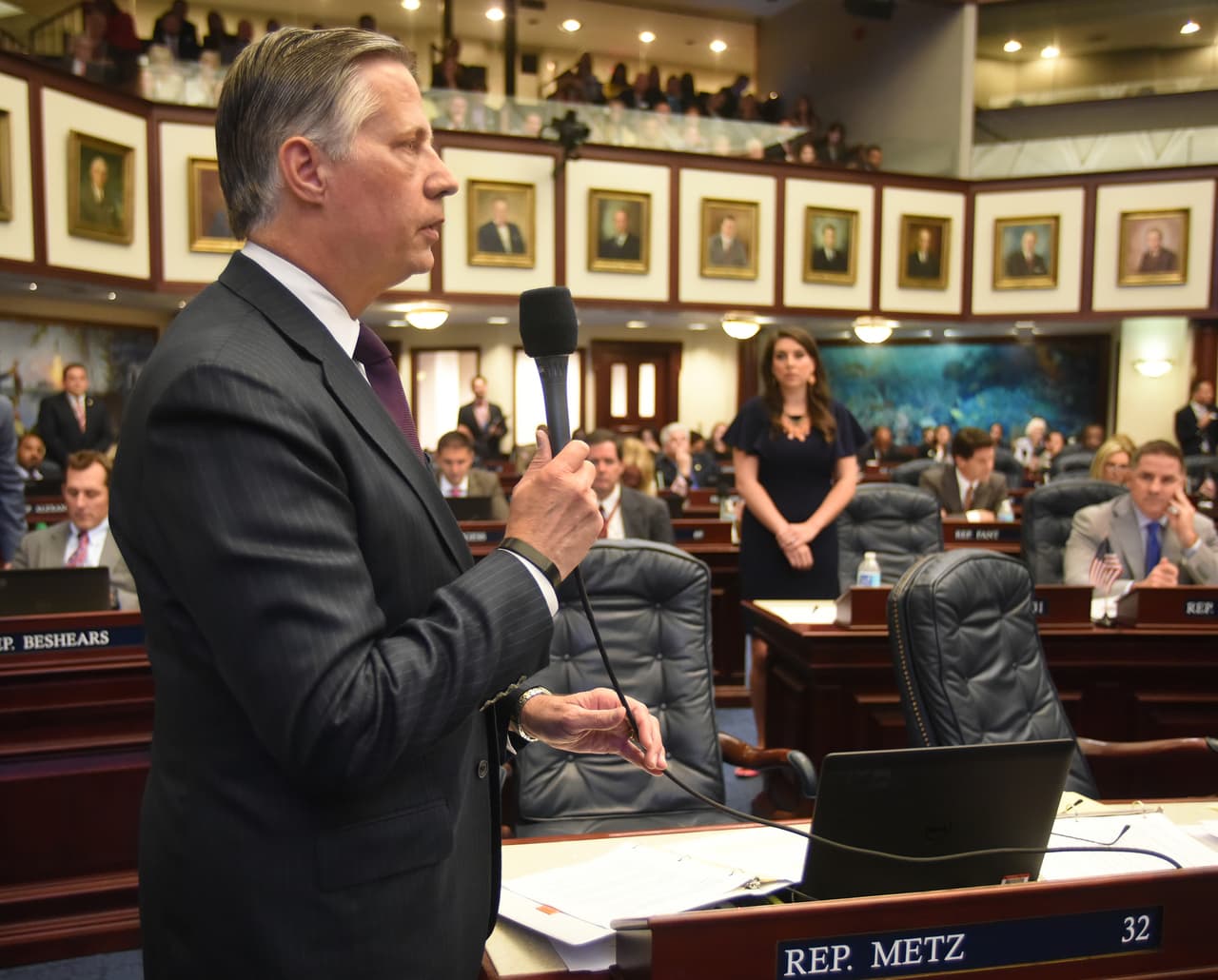 Avanza en Florida una propuesta que castigaría a las ciudades santuario