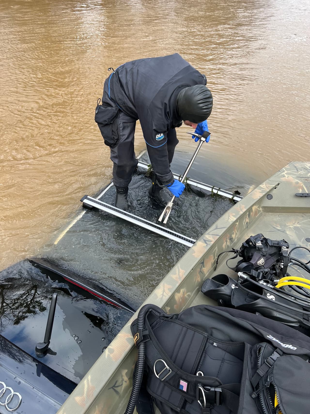 Las autoridades indicaron que buzos tuvieron que entrar al agua, a una temperatura de 46 grados.