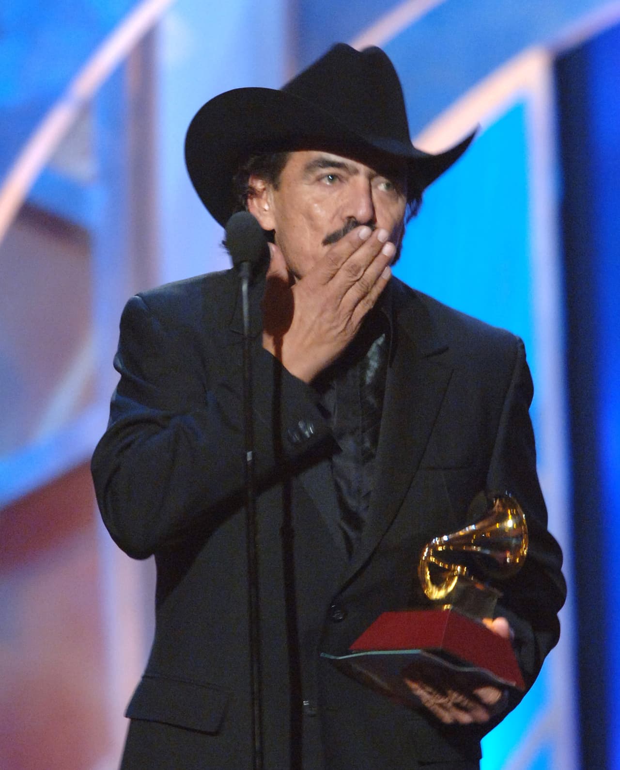 Joan Sebastian se quedará en los corazones de quienes lo vieron pasar por Latin GRAMMY cantando sus temas.