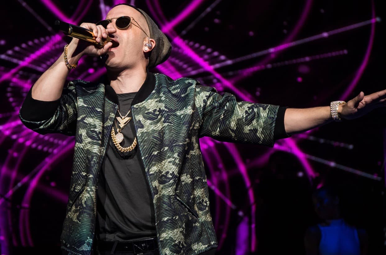 En un reciente concierto desde República Dominicana lo vimos con un cambio en su rostro.