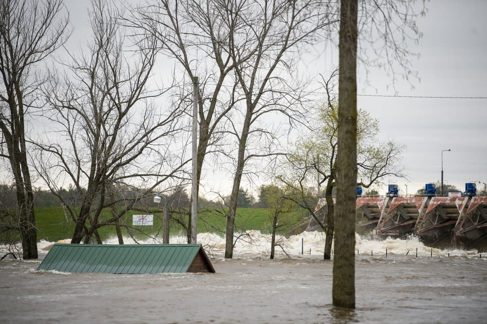 Una vista del área inundada cerca de la presa de Sanford el martes 19 de mayo de 2020. A los residentes se les dijo que evacuaran debido a que las presas de los lagos Sanford y Wixom ya no podían controlar o contener la cantidad de agua que fluía a través de las compuertas de derrame.