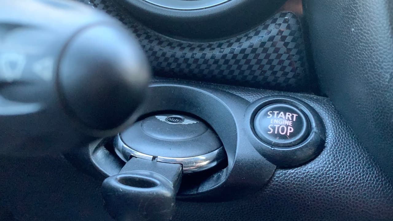 Usualmente cuando hace mucho frío la gente acostumbra a calentar su auto dejándolo encendido por varios minutos.