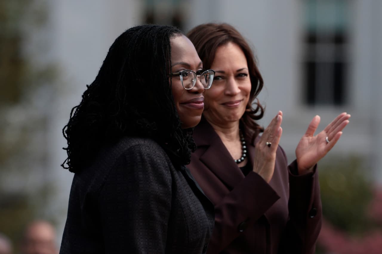 <b>La primera mujer negra en la Corte Suprema | </b>La magistrada Ketanji Brown Jackson junto con la vicepresidenta Kamala Harris, un día después de haber sido ascendida en una votación en el Senado al máximo tribunal del país.