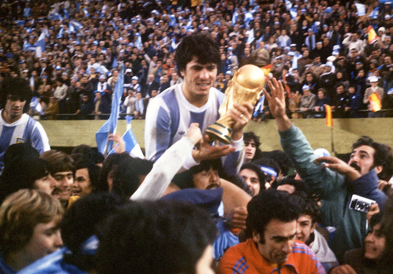 Passarella, además de ser el segundo defensa más goleador en la historia, estuvo en los dos planteles de su país que fueron campeones del mundo en 1978 y en 1986.