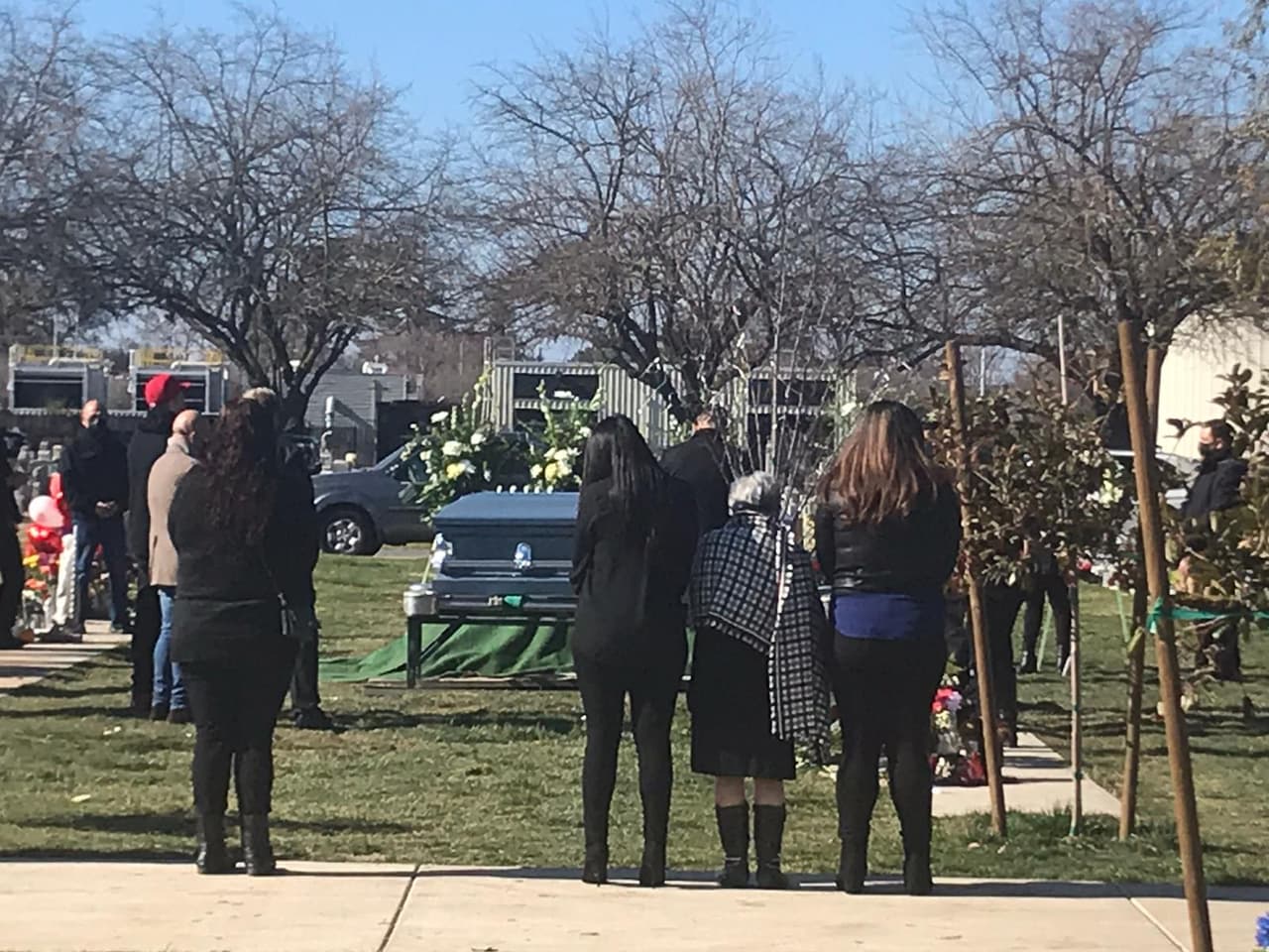 Durante la pandemia, los gobiernos estatales y locales han limitado el número de personas en los funerales. "Quienes no pueden asistir, lo ven por redes sociales", dijo el padre García. "Puedes ver cinco o seis personas transmitiendo en vivo para los familiares que no pueden asistir".