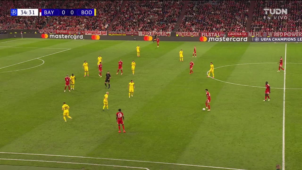 ¡CERCA! Joshua Kimmich disparó que se estrella en el poste.