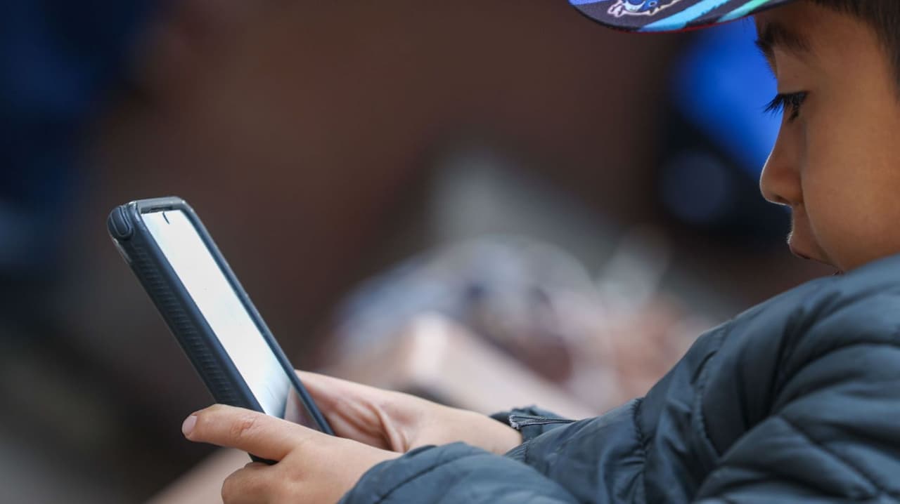 Cómo reducir la adicción a redes sociales en niños y adolescentes