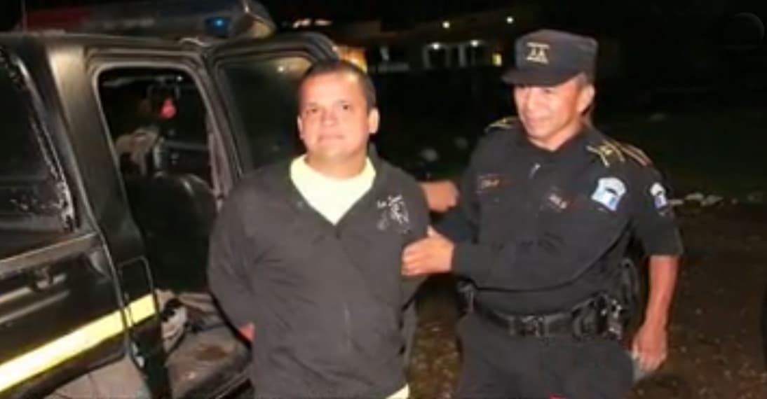 A Morente Dubón se le acusa de asesinato en primer grado y evasión de la justicia.