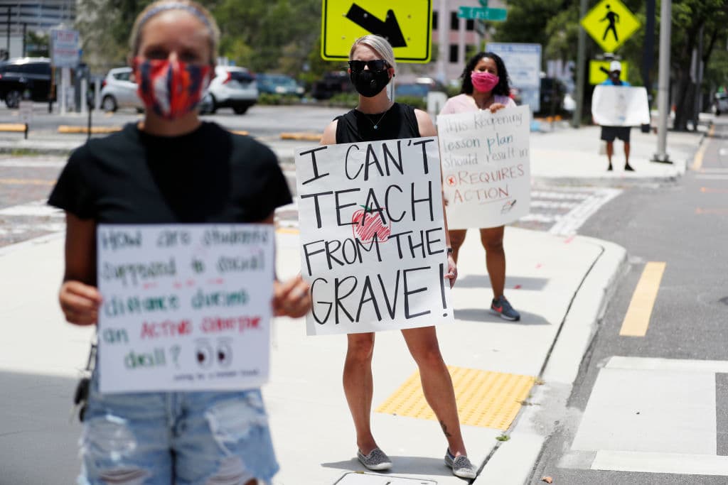 Un grupo de maestros en la ciudad de Tampa salió a las calles este jueves para protestar por la reapertura de las escuelas este otoño mientras ese estado se ha convertido en uno de los epicentros de la pandemia en el país. "No puedo enseñar desde la tumba", se lee en una de las pancartas.