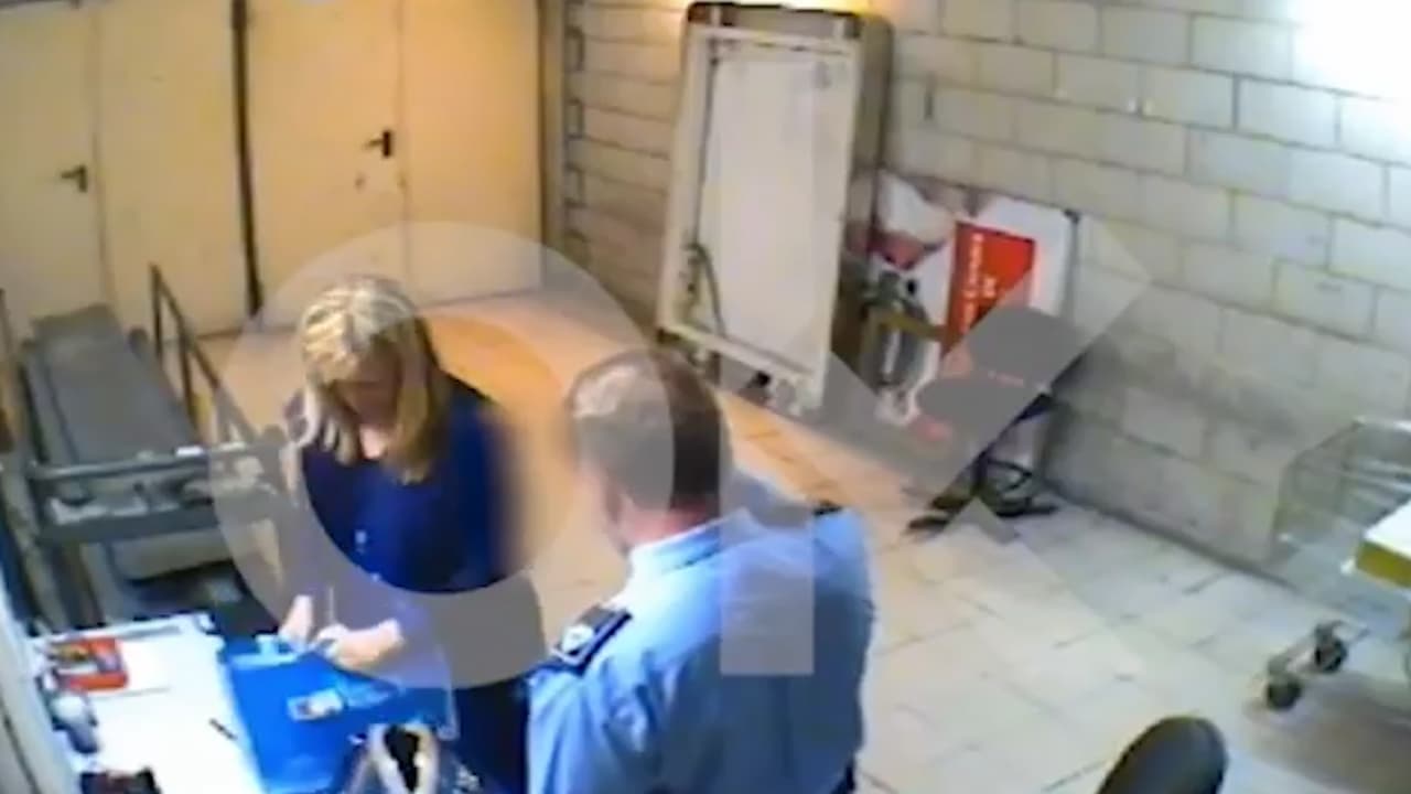 Una líder del partido del gobierno de España dimite tras un video donde se la ve robando dos cremas antiarrugas