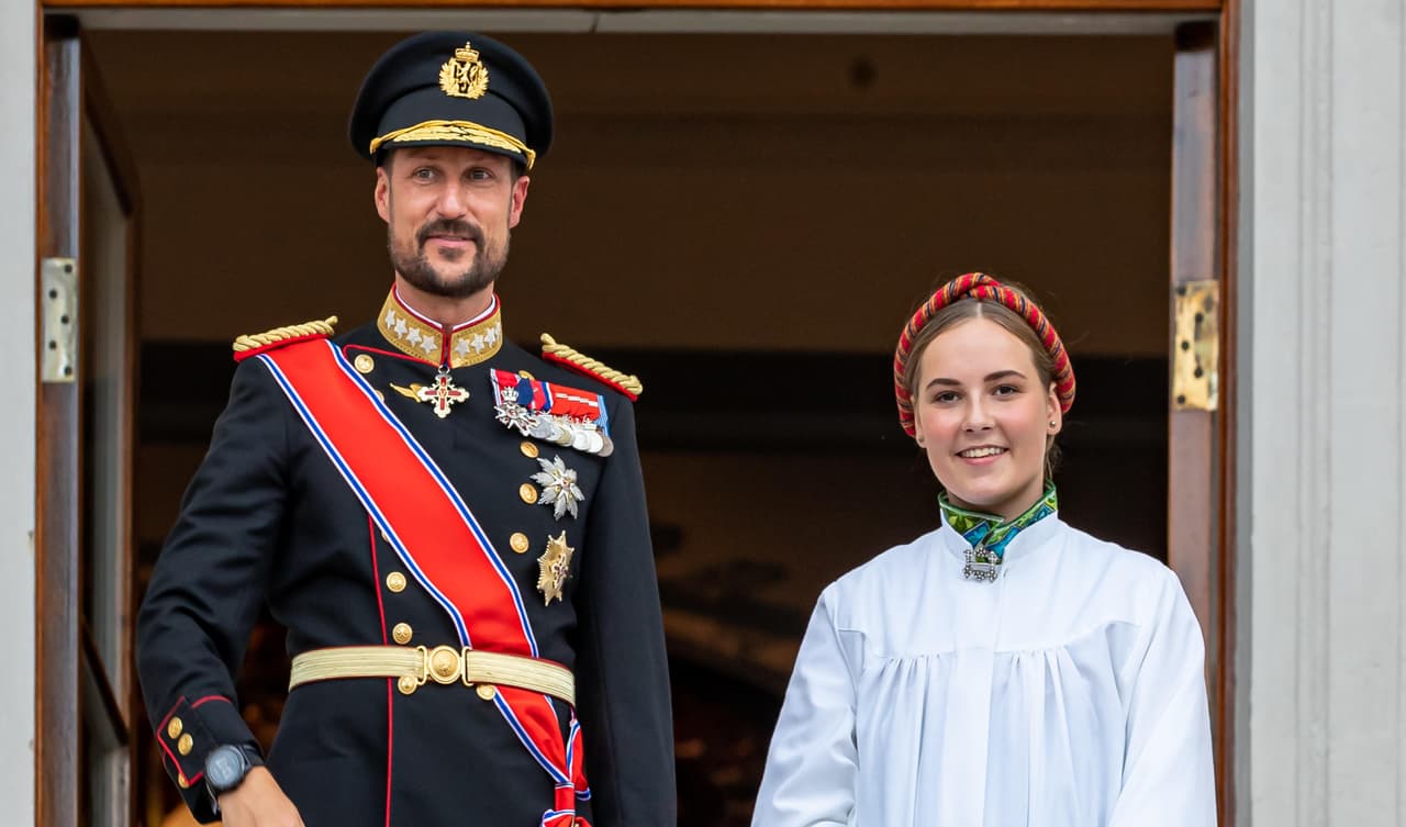 El príncipe heredero Haakon (derecha) y su esposa Mette-Marit también se pronunciaron al respecto: "Fue un buen amigo, un miembro querido de la familia y un tío maravilloso, con quien compartimos muchos de los pequeños y grandes momentos de la vida".
<br>