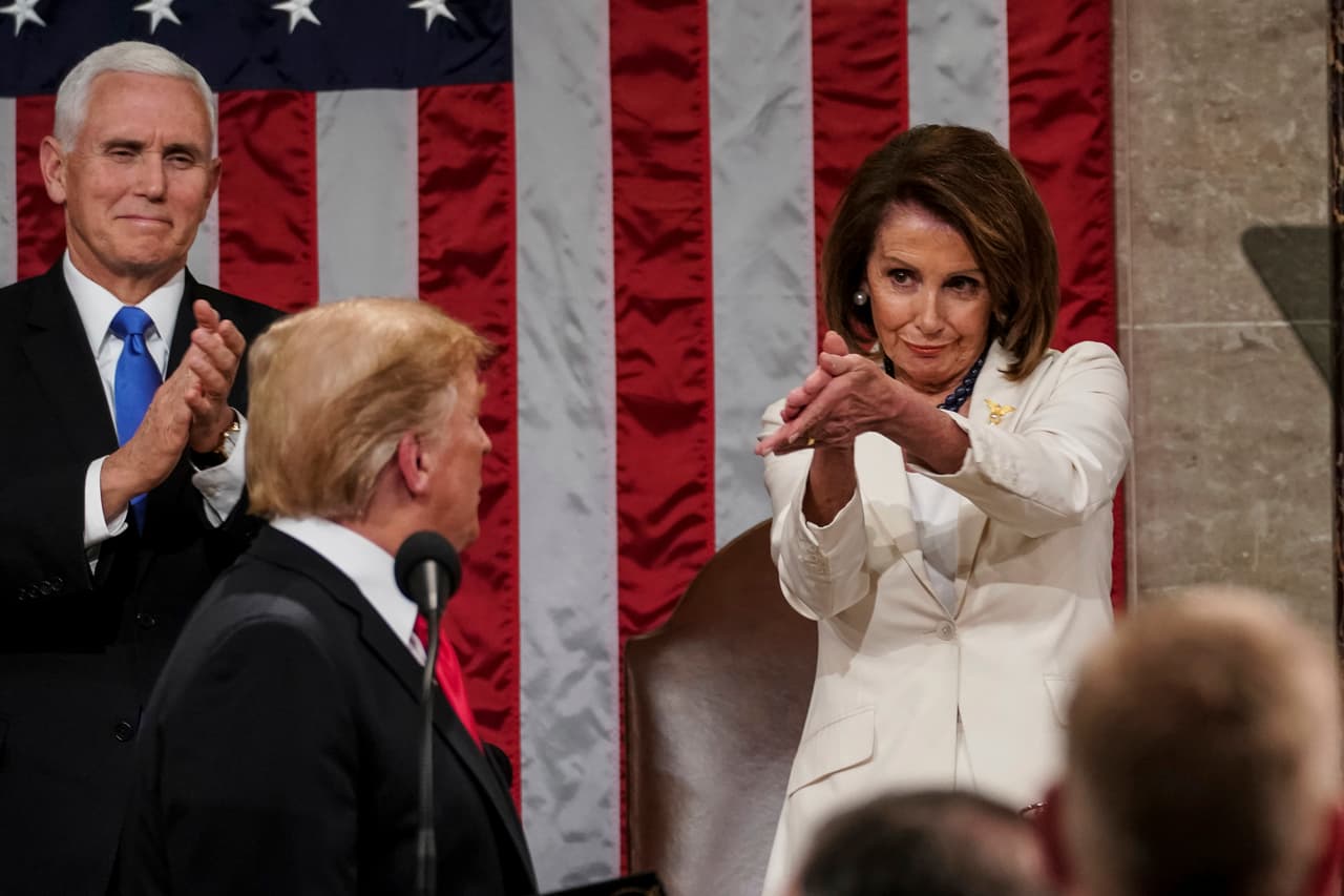 El peculiar aplauso de
<a href="https://www.univision.com/temas/nancy-pelosi">Nancy Pelosi</a> a las palabras de Trump en el discurso del Estado de la Unión, en febrero de 2019.