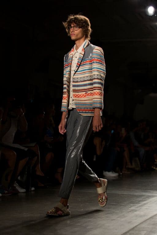 Por otra parte los que son largos cobran una rigidez como pasada por la deshidratación y el salitre. Diseñador Custo Barcelona. NYFW, Spring/Summer 2016 - 11/09/2015