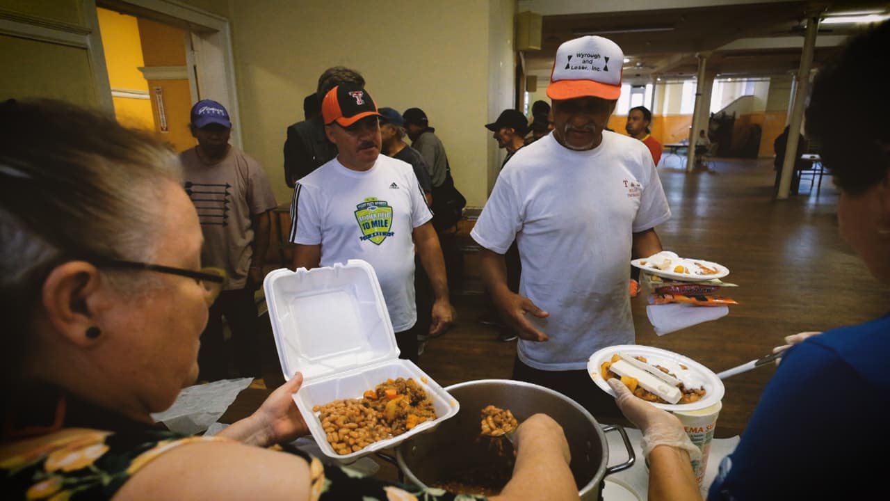 "Creo que esta persona es un ángel verdadero enviado de Dios", asegura una de las persona sin hogar que almuerza en el sitio.