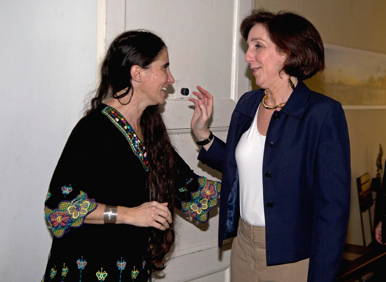 En esta otra foto se le puede ver con la bloguera de oposición cubana, Yoani Sanchez, durante un encuentro en la Habana el 23 de enero de 2015.