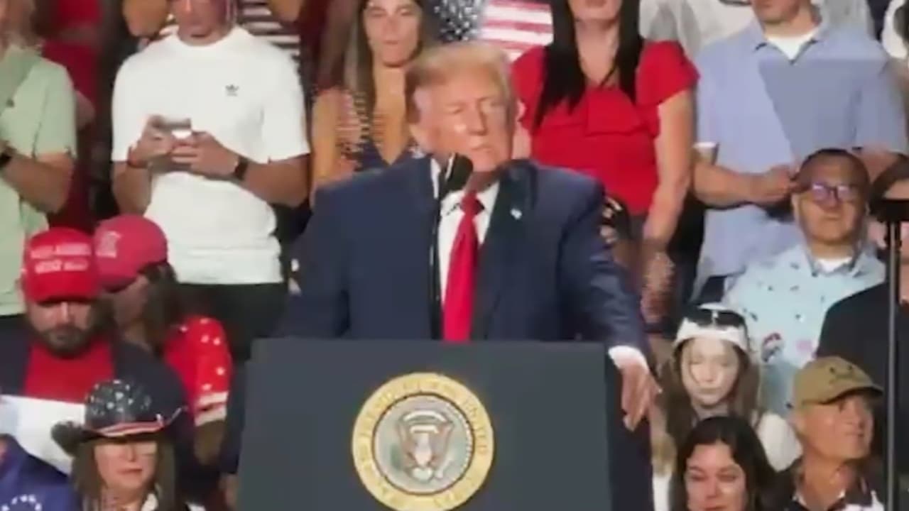 Trump llega al Freeman Coliseum en campaña para apoyar a Ken Paxton ante protestas y la notable ausencia de Greg Abbott