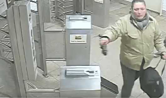 Una mujer grita insultos contra latinos a un hombre y luego le estampa una silla en la cara