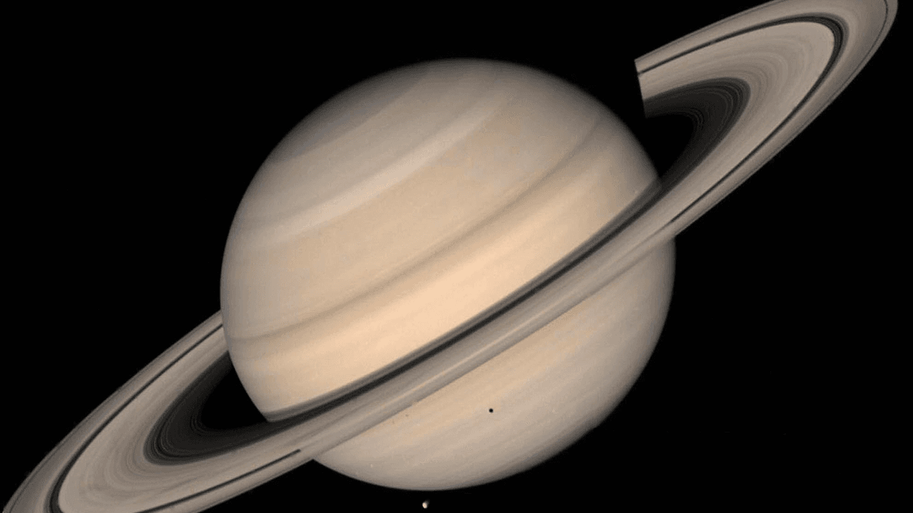 Cómo y cuándo podrás ver la extraña conjunción de la Luna con Saturno, el "acercamiento" de nuestro satélite al planeta de los anillos