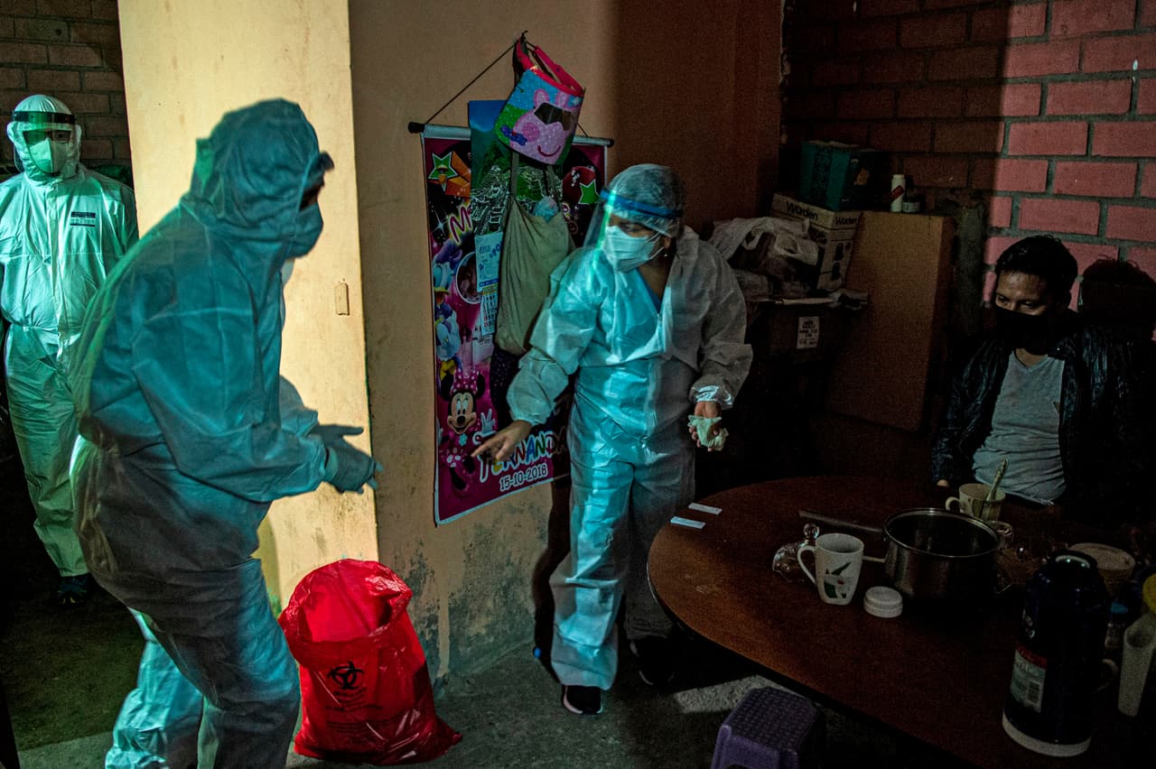 <b>Riquezas suficientes para vacunar a cada persona en este planeta |</b> Oxfam asegura en su informe que el aumento que han registrado las fortunas de las 10 personas más acaudaladas del mundo es suficiente para que nadie caiga en la pobreza debido a la pandemia e incluso para pagar la vacunación de cada persona.
<br>
<br>En la foto, un médico atiende a un paciente de covid-19 en su casa en Lima, la capital de Perú.