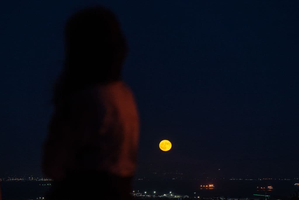 Una superluna, explicó la NASA, parece hasta
<b>14% más grande y 30% más brillante</b> que la regular.