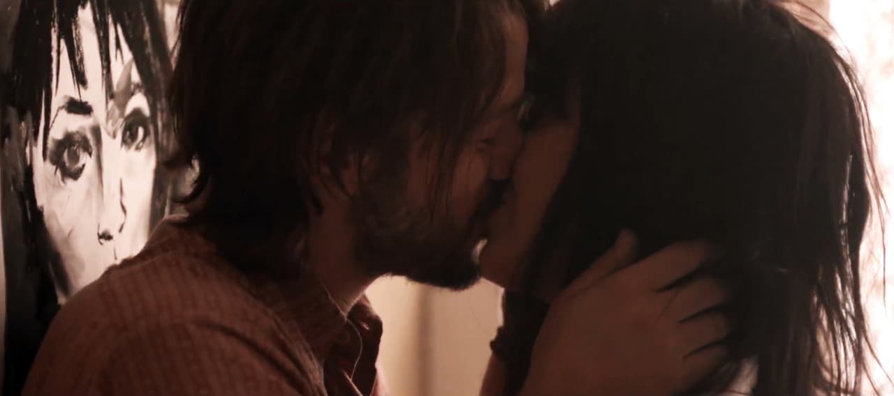 El actor mexicano apareció en 2011 en el video 'The one that got away' interpretando a un pintor.