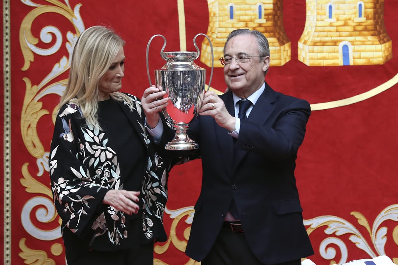 Florentino Pérez y Cristina Cifuentes, presidenta de la Comunidad de Madrid, protagonizaron un momento emotivo en un acto público en el que estaban los jugadores del primer equipo.