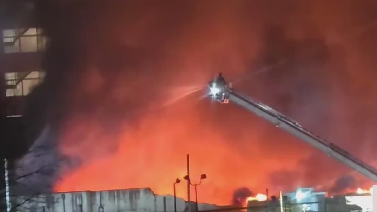 Incendio destruye tres edificio de una fábrica en Sunset Park, Brooklyn