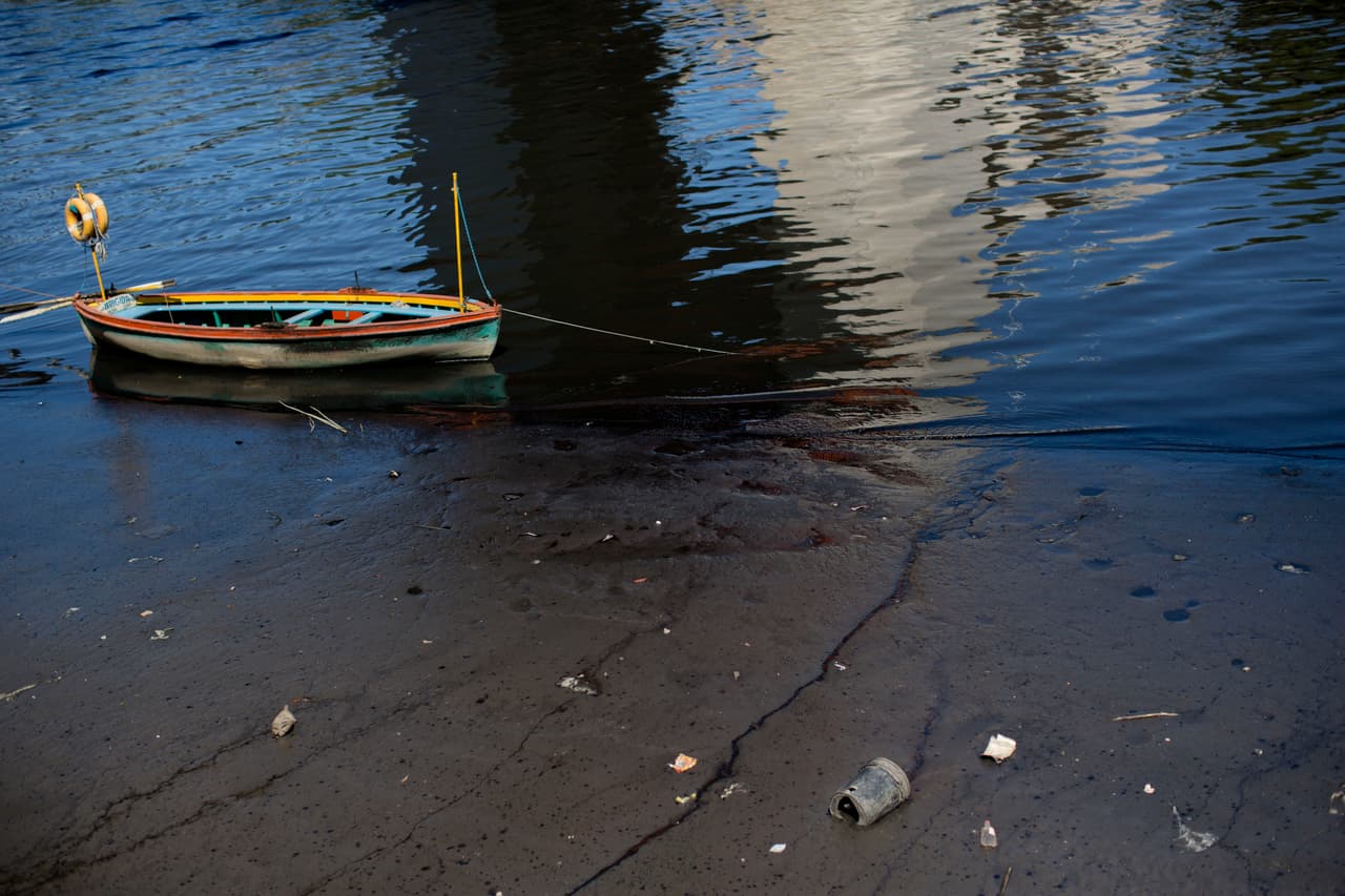 <b>El río Matanza, Argentina.</b> La cuenca de este río recorre una zona en la provincia de Buenos Aires donde fueron instaladas varias industrias de productos químicos. Muchas de estas fábricas lanzan sus desechos al afluente que finalmente desemboca en el Océano Atlántico.
<br>