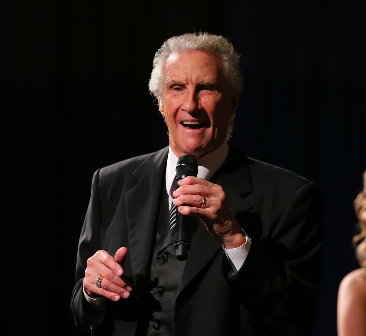 El cantante Bill Medley actúa en la décimo tercera gala de Dream Foundation en Santa Barbara, California (8 de noviembre de 2014)