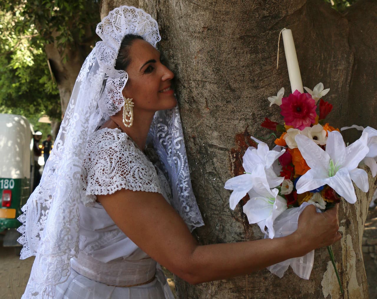 La iniciativa 'Cásate con un árbol' busca provocar la reflexión y unas cuantas sonrisas. Consiste en actuar una suerte de boda de una persona con un árbol de laurel o jacaranda en un bosque reforestado en las márgenes de un río, para proteger el nacimiento de agua y evitar deforestaciones.