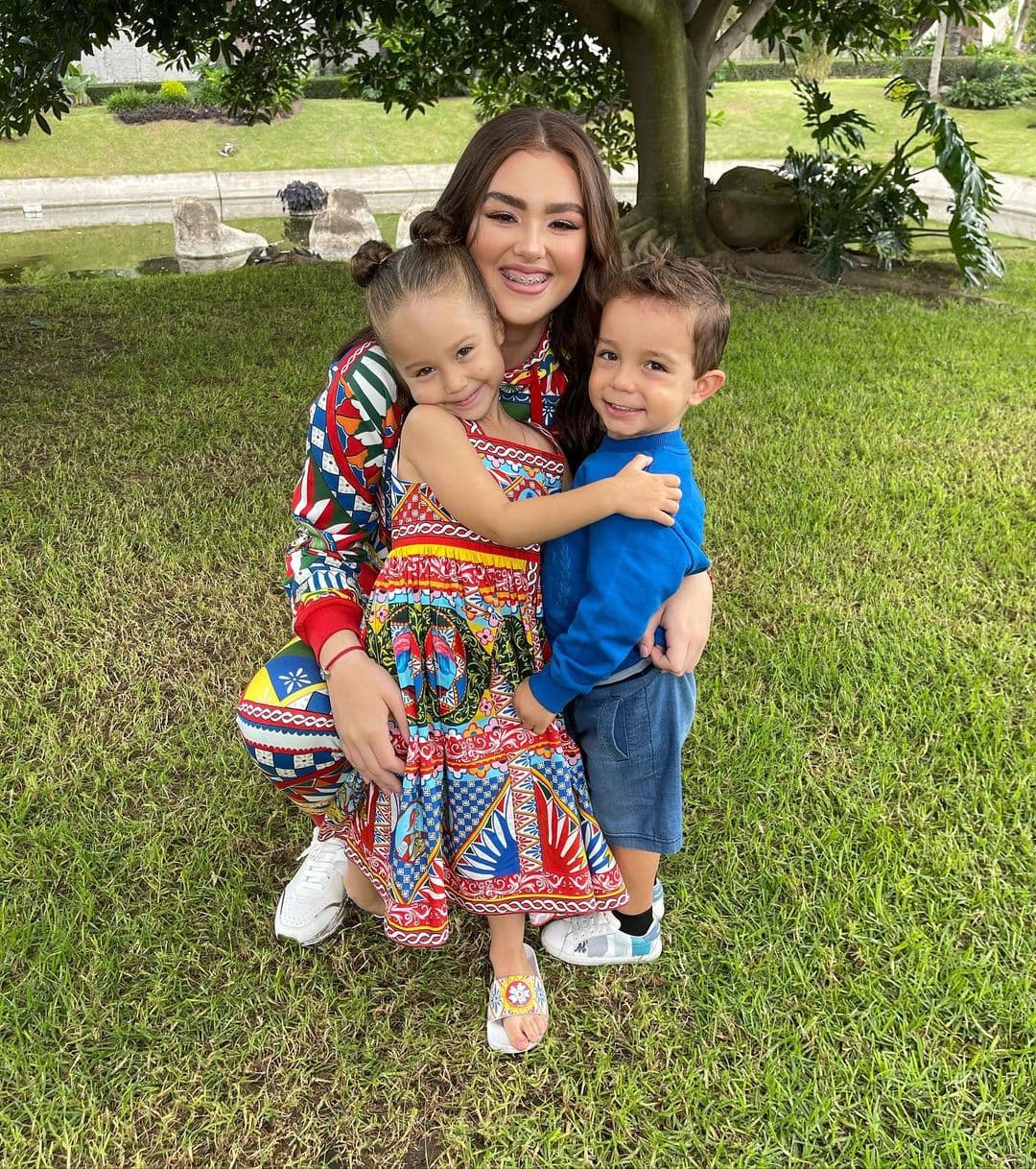 Como es bien sabido, 'Canelo' tiene dos hijos más de diferente madre y Emily al ser la mayor, les está dando un muy buen ejemplo.