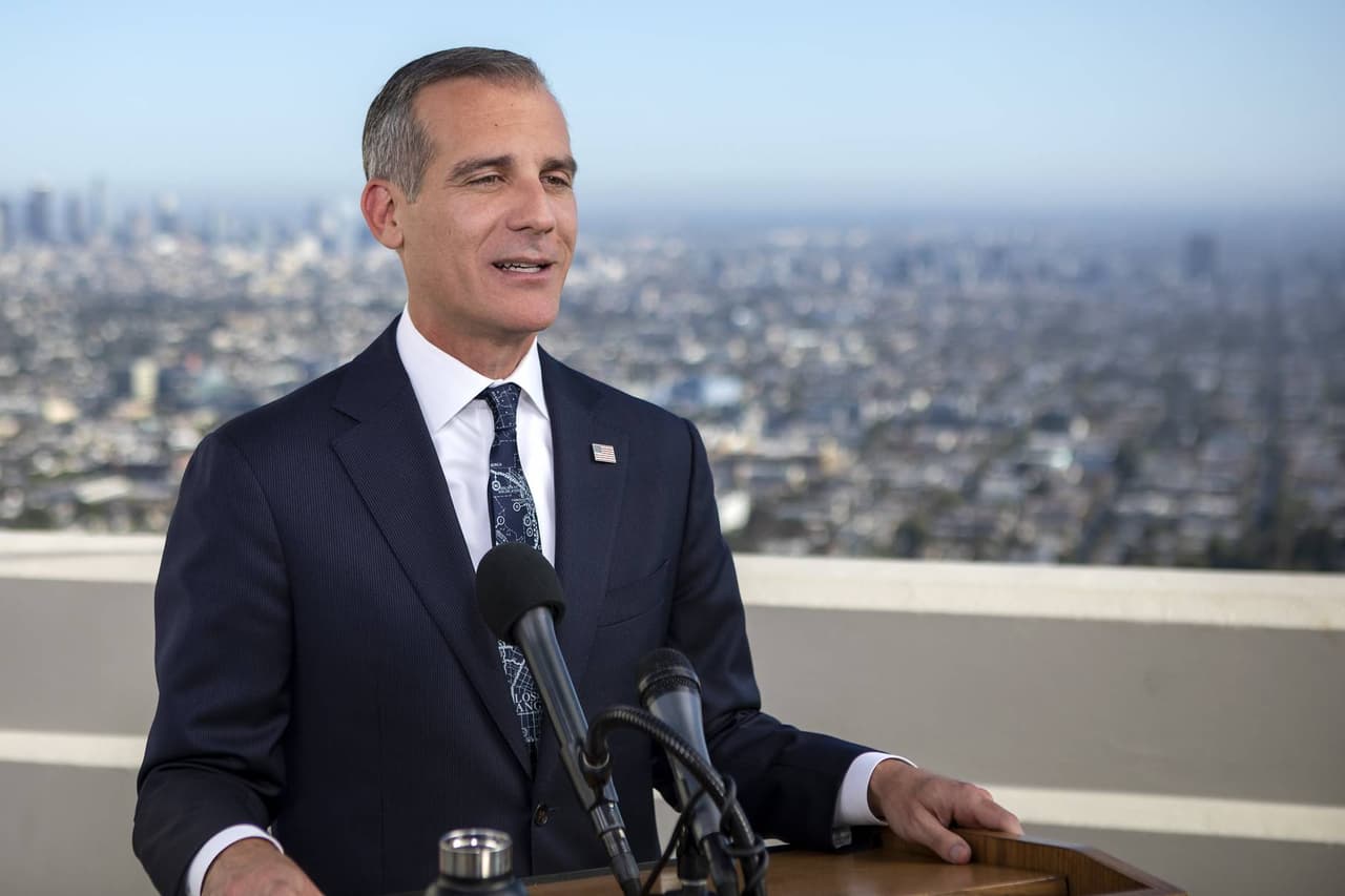 Garcetti propone dar $1,000 mensuales como ingreso básico garantizado a familias en Los Ángeles