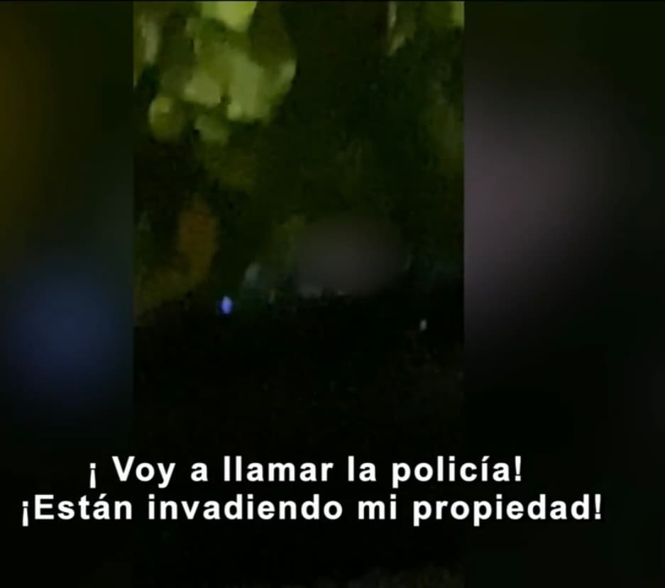 Leyda asegura que la casa se vendió el 13 de octubre de 2020, y que desde ese día el nuevo propietario ha estado hostigándolos para exigir que desalojen la propiedad, mientras Don Andrés estaba dentro de la casa viviendo las etapas finales de su cáncer, junto a Doña Carmen quien ha padecido el rápido progreso del Alzheimer. 
<br>